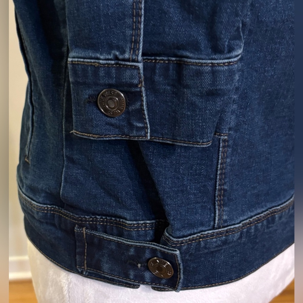 Like New, Nine West Dark Wash Fitted Jean Jacket, Breast Pockets, Size Junior M - Picture 4 of 8